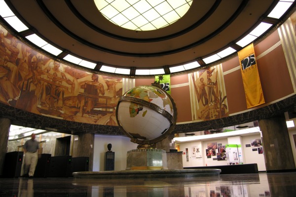 Los_Angeles_Times_interior_with_globe.1
